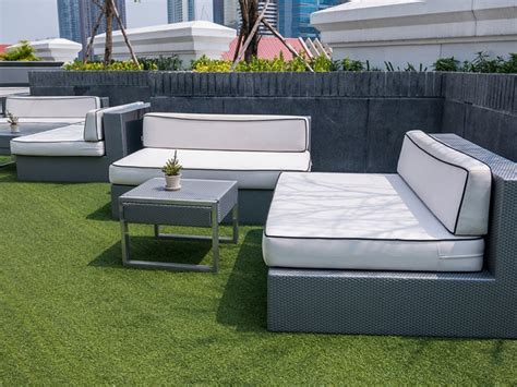 can i put garden furniture on artificial grass